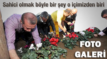 Başbakan Annesinin Mezarında