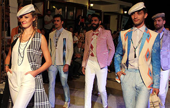 Tarihi Mahallede Yöresel Defile