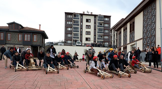 Depremzede çocuklara Formulaz tahta arabalı moral