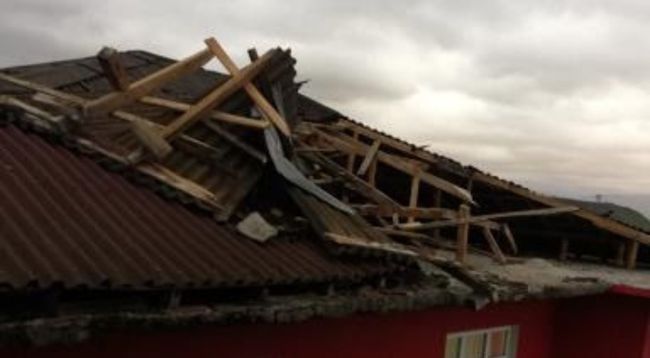 Rize'de fırtına çatıları uçurdu