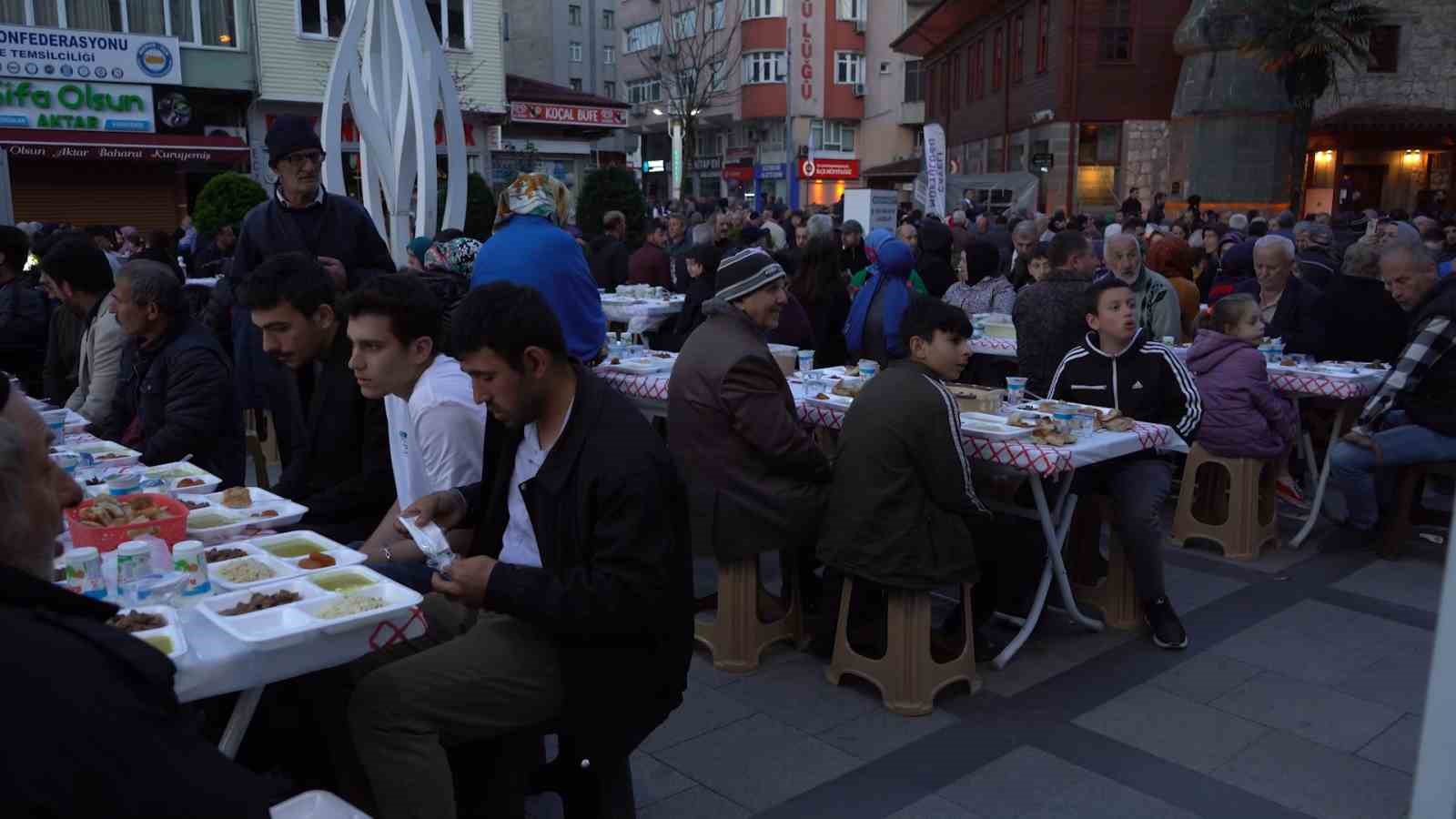 Çayeli’nde geleneksel iftar yemeğinde vatandaşlar bir araya geldi
