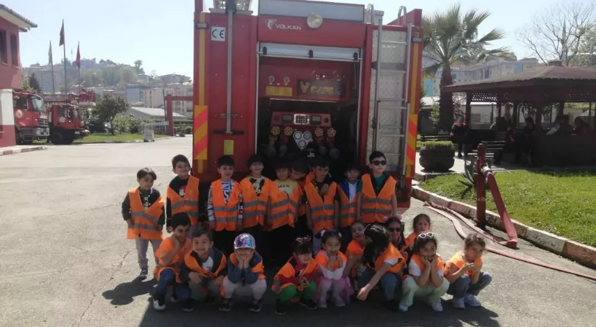 Rizeli minikler itfaiyeyici abilerini ziyaret etti