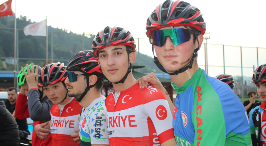Rize’de bisiklet turu renkli görüntülere sahne oldu
