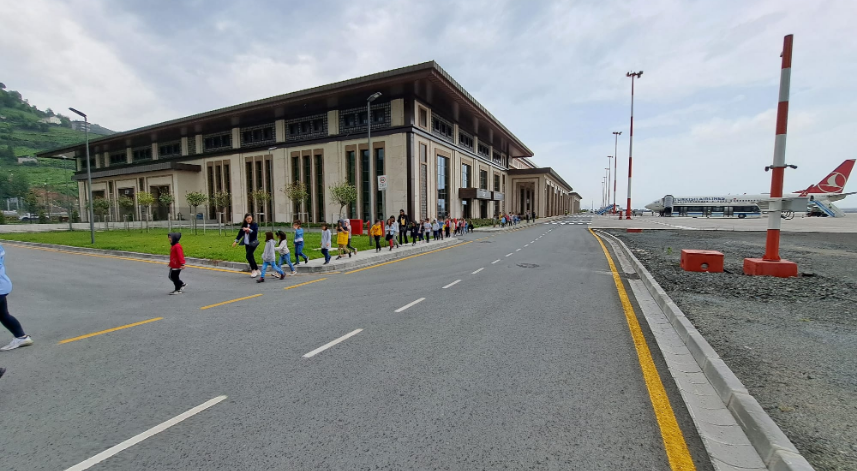 Minikler havalimanını ziyaret etti