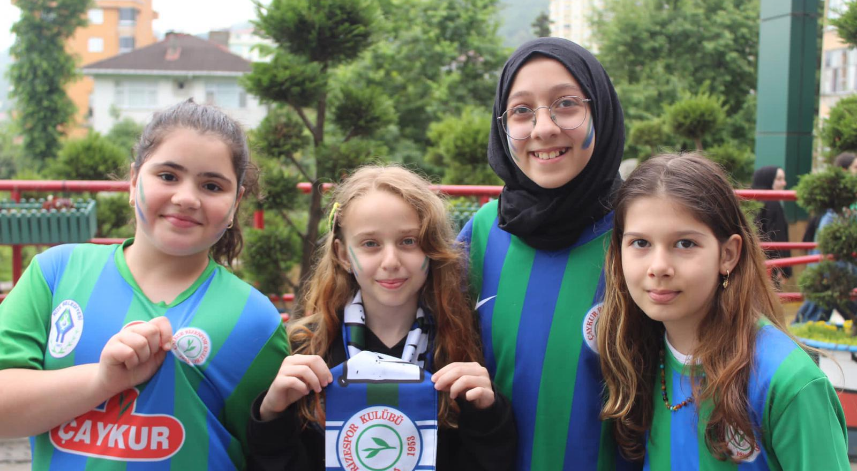 Rize’de lise öğrencileri okul üniforması yerine Çaykur Rizespor forması giydi