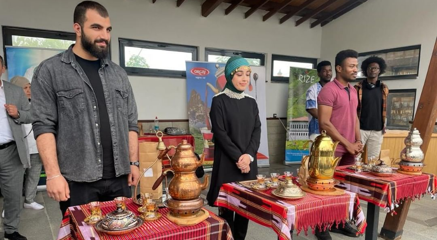 Yabancı uyruklu öğrenciler en iyi çayı demlemek için yarıştı 