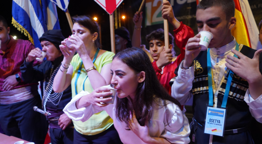 7 farklı ülkeden katılan dansçılar en hızlı şekilde çay içmeye çalıştı