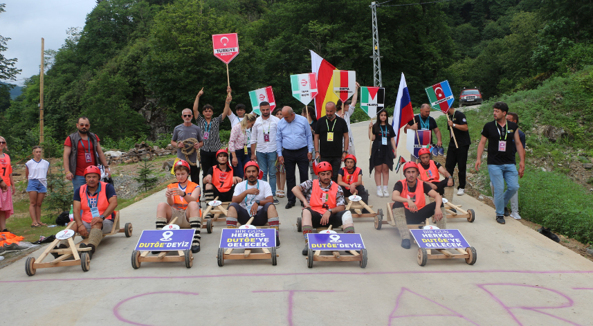 Dansçılar rafting ve tahta araba yarışlarında kıyasıya mücadele etti