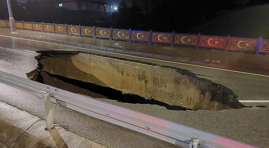 Güneysu Yolunda Yol Çöktü