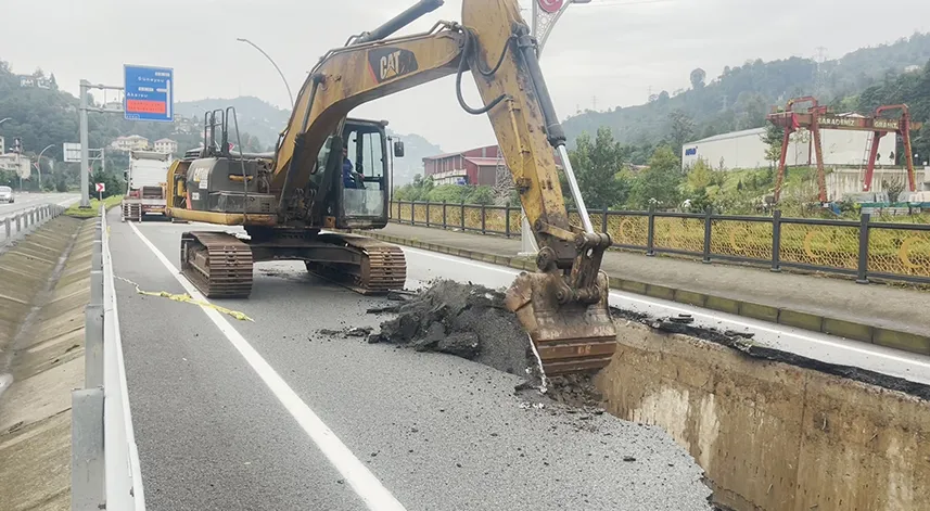 Rize’de yağışlar nedeniyle çöken yolda çalışma başlatıldı