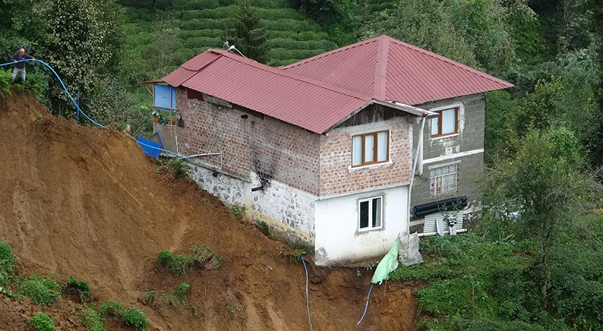 Rize'nin Salarha beldesinde heyelan nedeniyle 2 ev tedbir amacıyla boşaltıldı