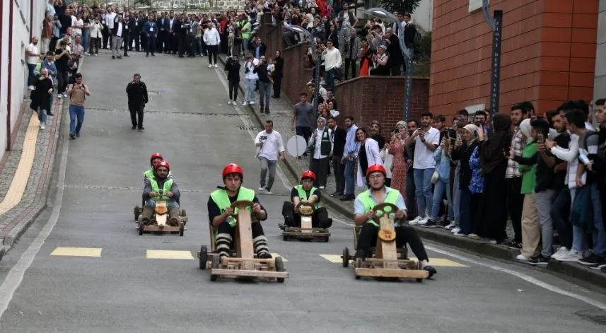 Üniversite öğrencileri tahta arabayla Rize’yi tanıdı