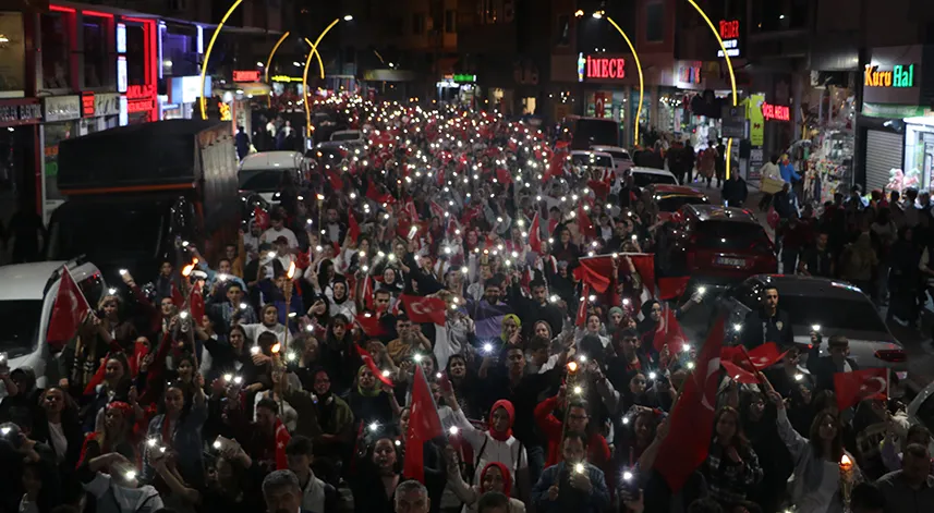 Cumhuriyet'in 100. yılında fener alayında buluştular