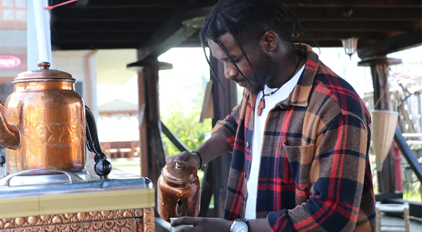 Rize'nin Ganalı Laz uşağı, 100. yıla özel Rizelilere çay dağıttı