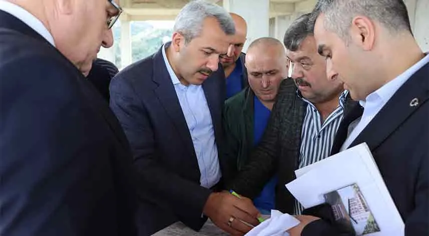 Vali Baydaş, devam eden okul inşaatlarını inceledi