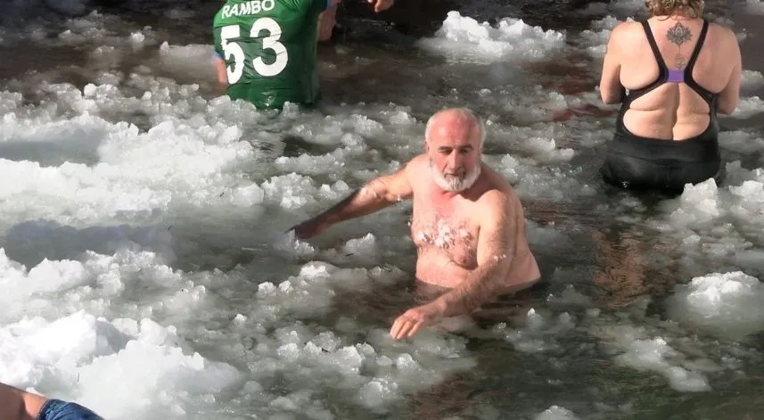 Buz gibi suda yüzdüler