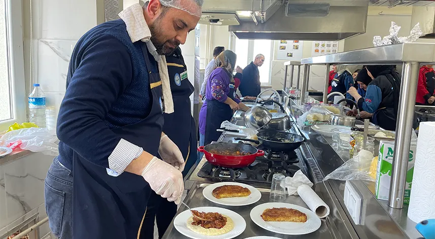 Veliler çocukları ile beraber en iyi yemeği yapmak için yarıştı