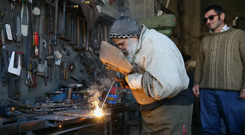 Rize'de 55 yıldır kaynakçılık yapan usta, mesleğini yeni nesle öğretiyor