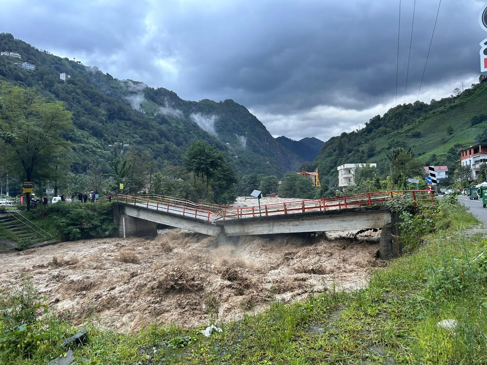 Rizede şiddetli yağış sel ve su baskınlarına neden oldu