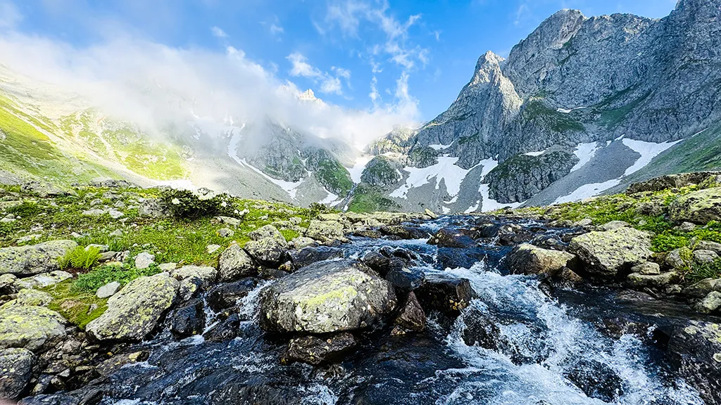 RİZE’DE DAĞIN ZİRVE RENGİ