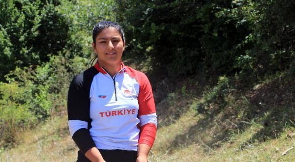 Çekiç atma müsabakalarına köyünde taşla hazırlandı