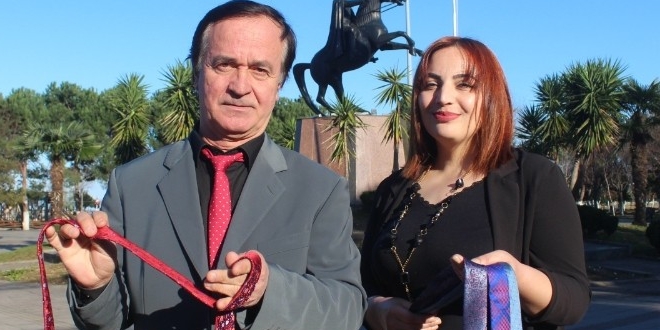 Gören şaşkına dönüyor, yalnızca 1 saniyede kravat bağlıyor