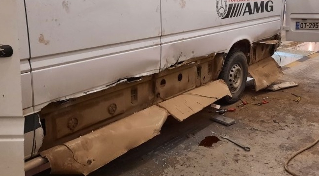 Sarp Sınır Kapısı’nda Bir Minibüste 127 Kilogram Kaçak Bal Ele Geçirildi