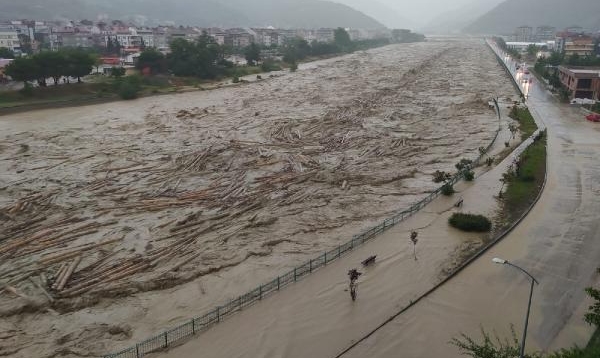 Sinop ve Samsun'da sağanak sele neden oldu; vatandaşlar evlerinde mahsur kaldı