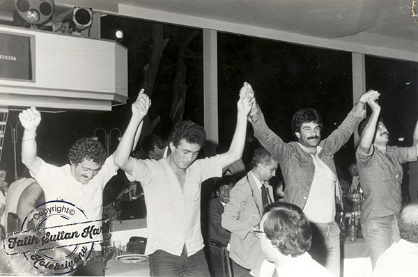 Rizespora şampiyonluğu getiren futbolculardan Kaptan Kuzu Hüseyin, Erol ve Refahın keyfine diyecek yoktu