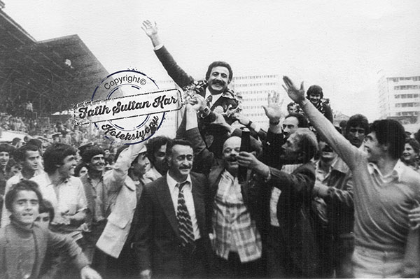 Dönemin Rizeli Gümrük ve Tekel Bakanı Tuncay Mataracı da, taraftar ve idarecilerin şeref turu oldukça renkli oldu