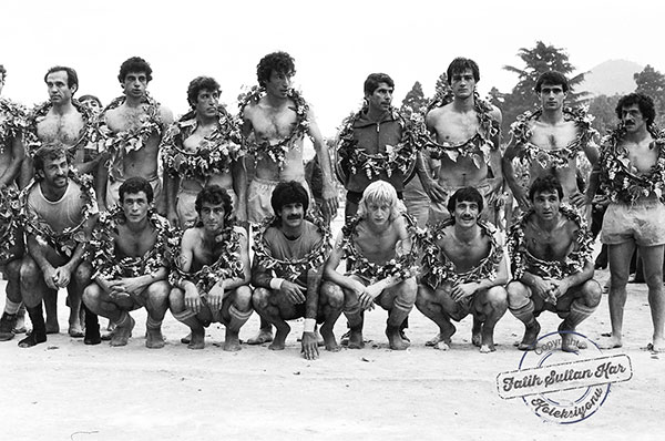 Şampiyonluk maçından sonra, boyunlarında çelenklerle sezon boyu ter akıtan futbolcular en mutlu günlerini yaşıyorlardı.