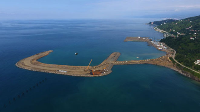 15.12.2018 Rizenin Pazar ilçesinde temeli 3 Nisan 2017 tarihinde atılan Türkiye`nin deniz dolgusuna inşa edilecek 2`nci havalimanı Rize- Artvin Havalimanı`nda deniz dolgusuna devam ediliyor. 150 kamyon ve 2 hafriyat gemisi ile gece-gündüz aralıksız malzeme taşınan alanda, denize, şu ana kadar 17,5 milyon ton taş döküldü.