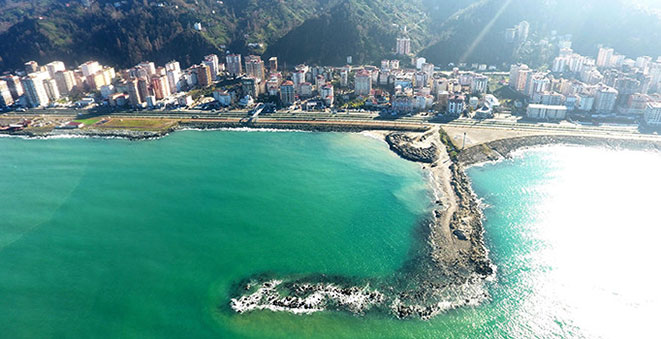 14.06.2018 Cumhurbaşkanı Recep Tayyip Erdoğan`ın Rize`de, 300 dönümlük deniz dolgusu üzerinde inşa edileceğini açıkladığı 800 yatak kapasiteli şehir hastanesinin yeri belli oldu. Hastane, 19 yıl önce ödenek yetersizliği nedeniyle inşaatı yarım kalan yat limanı sahasında yapılacak.