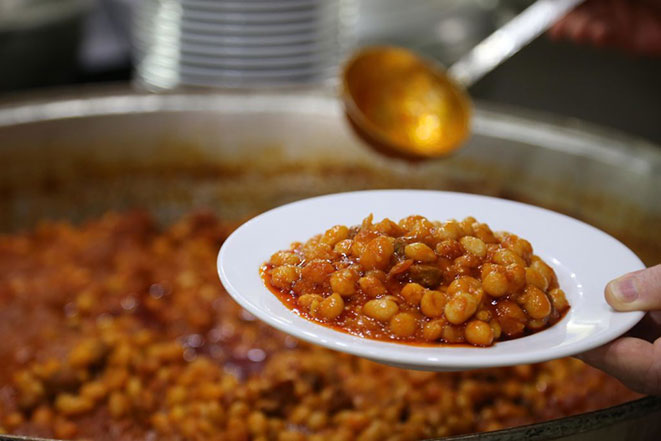 OCAK
10.01.2018
Türkiye`nin vazgeçilmez tatlarından, sofraların en önemli yemekleri arasında olan kuru fasulye, Çayeli Ticaret Sanayi Odasının girişimiyle coğrafi işaret belgesi alınarak tescillendi.