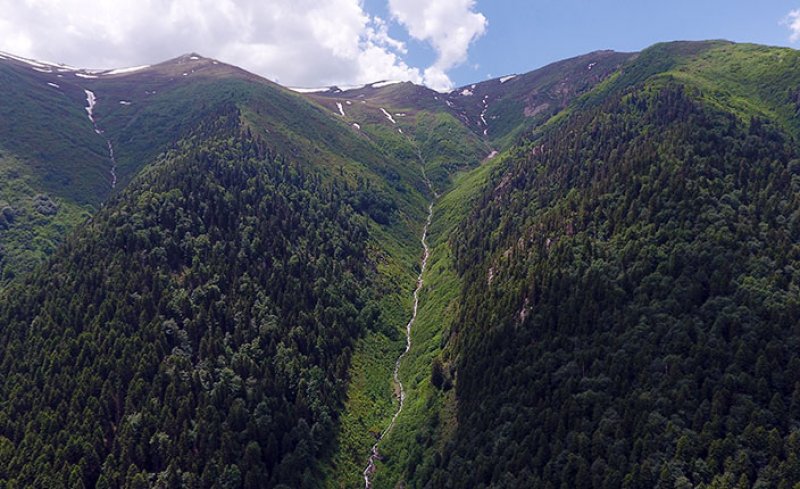 İkizdere- Cimil yayla yolunun 16. Kilometresindeki köprüden sağa dönülerek ulaşılan şelale, ilçe merkezine 20 kilometre mesafede yer alıyor.