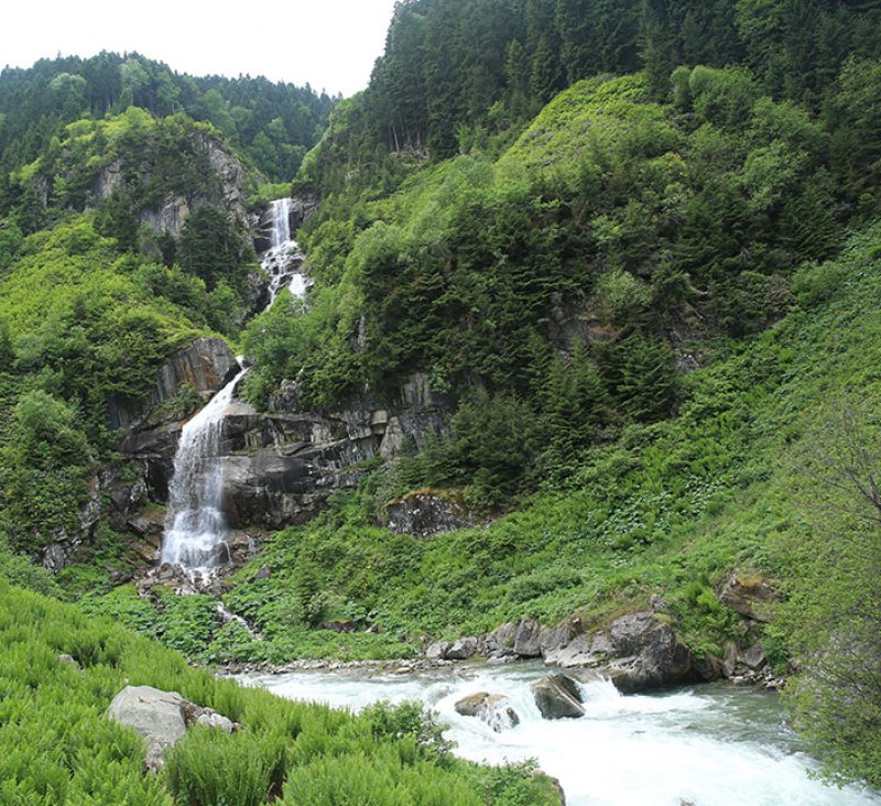 1703 metrelik bir irtifada bulunan Akırgel, son kademede yarattığı yaklaşık 25 metre yüksekliğinde şelaleyle Cimil Deresi’nin sularına karışıyor.
