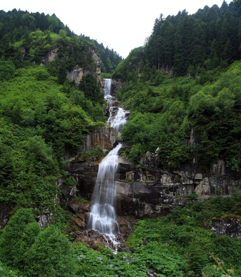 Cimil Vadisi’ni şenlendiren bu doğa harikasını yol kenarından fotoğraflamak mümkündür. Cimil Deresi’nin yüksek debisinden dolayı karşıya geçmek ve şelalenin tam altına ulaşmak oldukça zordur.