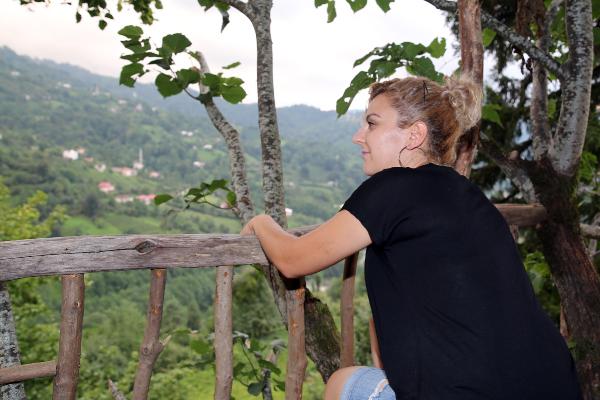 Yaz aylarında oturmak için evinin yanında kameriye yapmak isteyen Osman Kaba, sıra dışı bir yapıya daha imza attı.