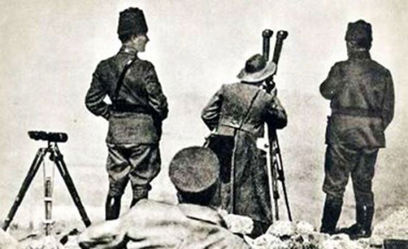 Yine 26 Ağustos sabahı Başkomutan Mustafa Kemal Paşa, yanında Genelkurmay Başkanı Fevzi Paşa ve Batı Cephesi Komutanı İsmet Paşa ile birlikte muharebeyi idare etmek üzere Kocatepe'deki yerini aldı.
