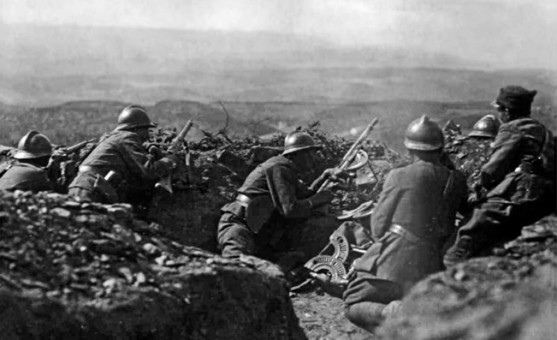 Büyük Taarruz burada başlayarak, topçuların sabah saat 04.30'da taciz ateşi ile başlayan harekât, saat 05.00'te önemli noktalara yoğun topçu ateşi ile devam etti. Türk piyadeleri, sabah 06.00'da Tınaztepe'ye hücum mesafesine yaklaşarak tel örgüleri aşıp Yunan askerini süngü hücumu ile temizledikten sonra Tınaztepe'yi ele geçirdi. Bundan sonra saat 09.00’da Belentepe, daha sonra Kalecik - Sivrisi ele geçirildi.