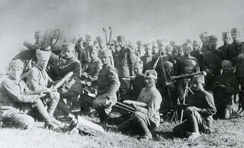 28 Ağustos Pazartesi ve 29 Ağustos Salı günleri başarılı geçen taarruz harekâtı, 5. Yunan Tümeni'nin çevrilmesi ile sonuçlandı. 29 Ağustos gecesi durum değerlendirmesi yapan komutanlar, hemen harekete geçerek muharebenin sür'atle sonuçlandırılmasını gerekli buldular. Düşmanın çekilme yollarının kesilmesi ve düşmanı çarpışmaya zorlayarak tamamen teslim olmalarını sağlama yolunda karar aldılar ve karar sür'atli ve düzenli bir şekilde uygulandı.