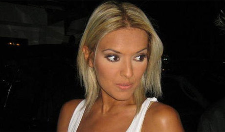 Uğurlu bir nazar boncuğu var ve onu okşamadan sahneye adım bile atmıyor..