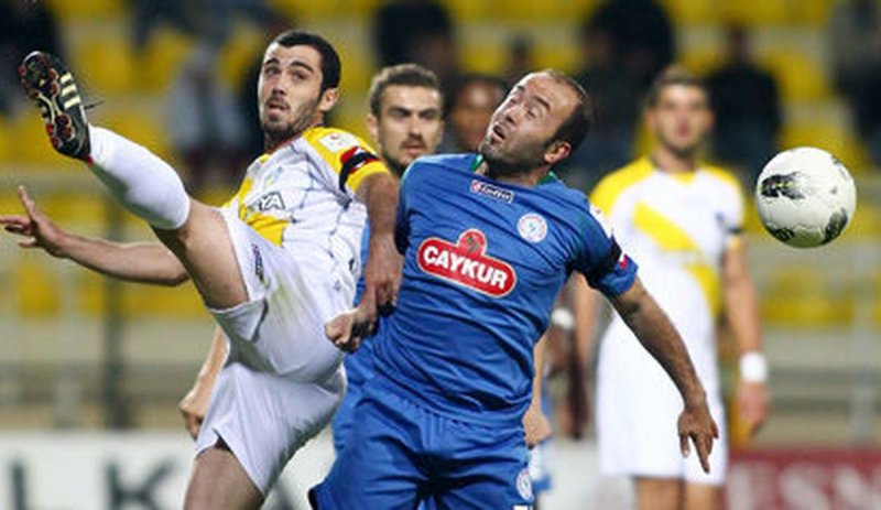 MURAT HACIOĞLU - Rizeli futbolcu kariyeri boyunca birçok farklı kulübün formasını giydikten sonra 2011/2012 sezonunda 32 yaşında Çaykur Rizespor'a transfer oldu ve memleketinin takımında 53 numarayı giydi.