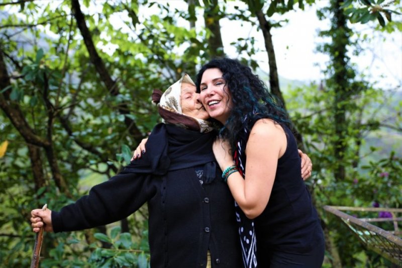 Dağ taş her yer çay bahçesi. Çok dik bir eğimde hemde. İşin içinde olmayınca ne bileceksin. Dönüş yolu geliş kadar kolay olmuyor. Buralarda internet pek çekmiyor. Navigasyon çıkmaz köy yollarında bizi kaybediyor. Giderken nereden döndünüz? nasıl gittiniz? bir bakın etrafınıza. O kaybolduğumuz yollarda bir grup kadına denk geliyoruz. Hatice teyzem beni öpmelere doyamıyor. Özlemişim böyle karşılıksız saf sevgileri.