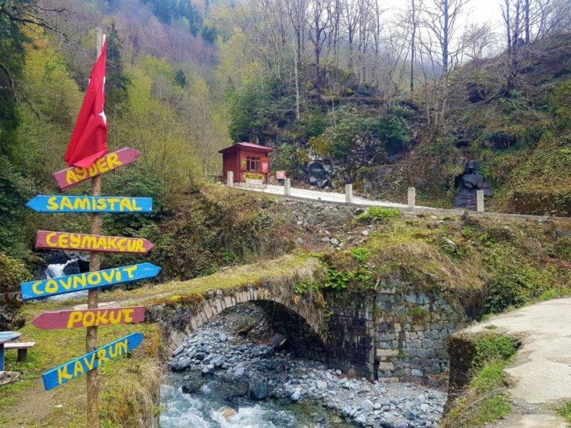 TAR DERESİ BULUT ŞELALESİ TABİAT ANITI - Geçtiğimiz yaz Karadeniz’e gitmiş ve tüm şelalelerini dolaşmıştık ama Tar Deresi Bulut Şelalesi gözümden kaçmış. Buna çok üzülmüştüm sonradan. Aldığım davette listede adını görünce de çok seviyorum tabi haliyle. Tar Deresi Bulut Şelalesi’ne gidebilmek için Çamlıhemşin’den geçmeniz gerekiyor. Çamlıhemşin biter bitmez yol ikiye ayrılıyor. Siz solda ki Ayder Yaylası tabelasından sapacaksınız. Çamlıhemşin’e 11 km, Ayder Yaylası’na ise 7 km uzaklıkta.