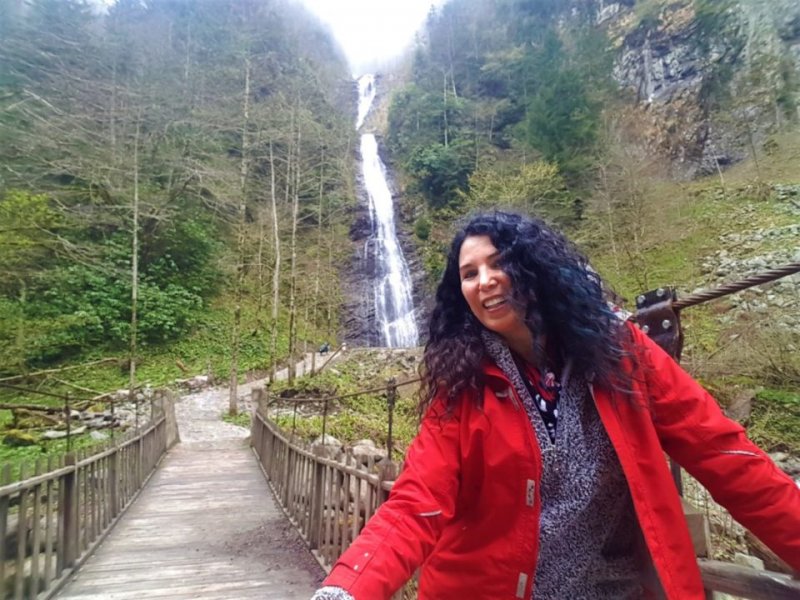 Çok güzel manzaralardan geçtikten sonra tabelasını ve giriş kapısını görüyorsunuz. Giriş kapısında arabanızı parkedip 2 km’lik yürüyüş yolunu katetmeniz gerekiyor. Kişi başı 3 TL, öğrenci 1,5 TL ücreti var. Biz gittiğimizde kapılar açıktı ve kimsecikler yoktu. Araçla şelalenin oraya kadar gidebildik. Yolumuzun üstünde odunlardan yapılmış bir köprü de vardı. Üstünden araçla geçtik. Yağmur yağmasa ve zamanımız bolca olsa kesinlikle yürürdük. Çağıl çağıl çağlayan dere bir tarafta, yemyeşil bir doğa diğer tarafta, harika bir yürüyüş yolu.