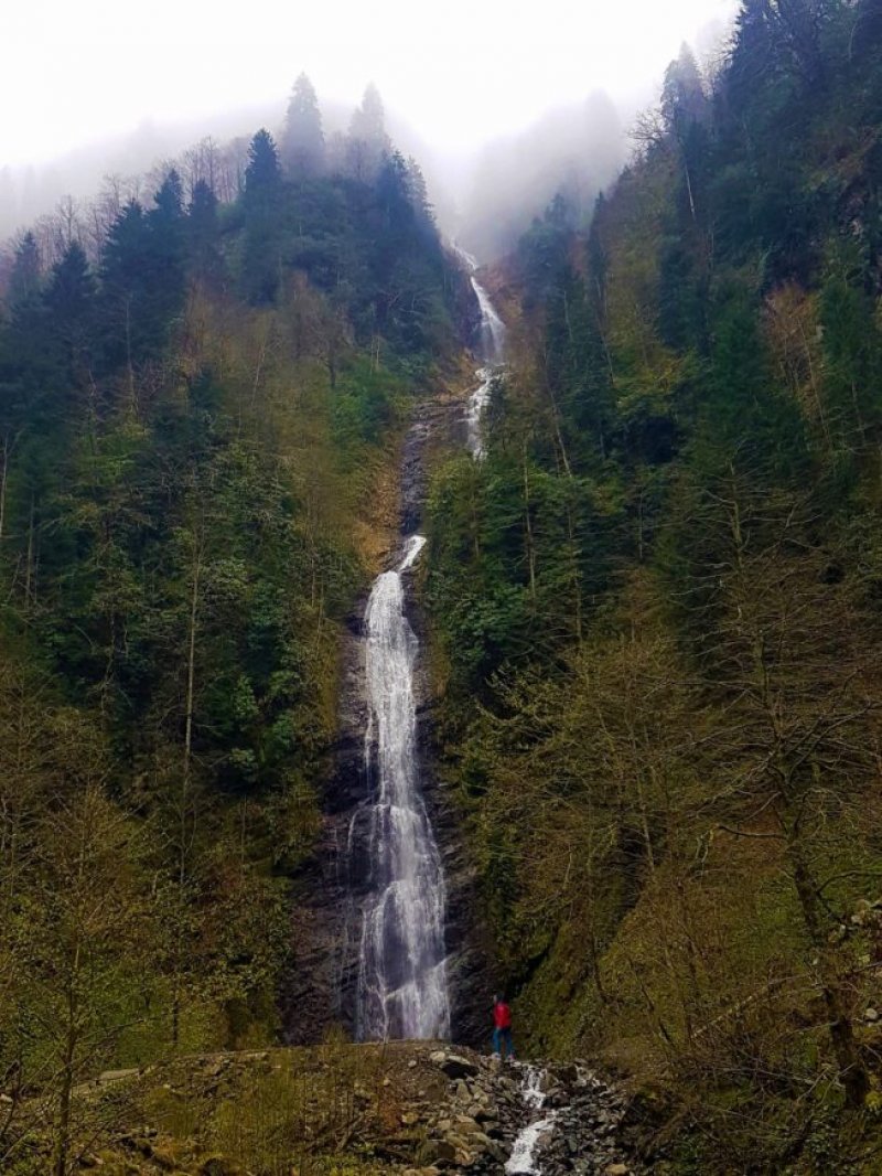 Sonra birden bire karşınıza bulutların arasından dökülüyormuşçasına bir şelale çıkıveriyor. Dumanlı dağların arasında kaynağı gözükmüyor. İlk gördüğüm anda “ne inilir ama bu şelaleden” kelimeleri dökülüyor ağzımdan. Türkiye’nin en yüksek rakımdan dökülen şelalesi olma özelliği taşıyan tek şelale Tar Deresi Bulut Şelalesi’miş. 3 ayrı kademeden oluşan şelalenin, toplam uzunluğu 250 metreymiş. Bulut Şelalesi, Tar Deresi üzerinde bulunuyor. Adını da buradan alıyor. Şelalenin yanına gidebilmek için bir asma köprüden geçiyoruz.