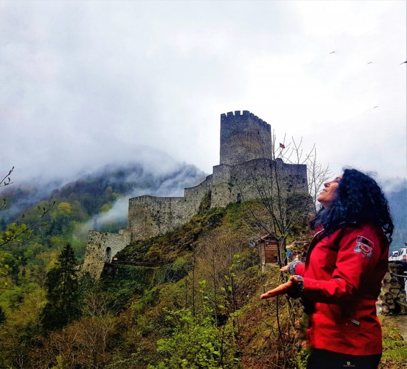 ZİLKALE - Gito yolu üzerinde ki Zilkale, dumanlı dağların arasından başı dik ve mağrur misafirlerini ağırlıyor.Zil Kale Rize’nin Çamlıhemşin ilçesinde. Denizden 750 metre yükseklikte. Aşağılarda Fırtına deresi akıyor. Ondan da 100 metre yükseklikte. Çok uzaktan bile muhteşem Zil Kale‘yi görebiliyoruz. Müze kartı geçerli değil. Burası lazların hac yeriymiş. 14cü yüzyılda inşa edilmiş. Trabzon İmparatorluğu tarafından yapılan kale Osmanlı zamanında askeri amaçla kullanılmış. Binada bulunan verilerden zamanında dört katlı olduğu düşünülüyor. Her yayla çıkışı buraya uğrayıp kalenin tepesinden aşağıda deli deli akan Fırtına deresine bakmadan geçmezlermiş.