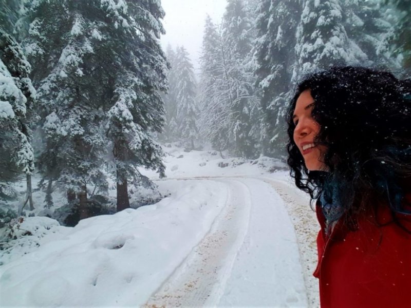 Zilkale’yi daha önce iki kez, en ince ayrıntısına kadar gezmiş olan ben, Gito Yaylası’na doğru yol alıyorum ama karlı yollar geçit vermiyor. 4×4 bile fayda etmiyor. Bu sene mevsimler değişik gittiği için nisan sonu olmasına rağmen kar var. Karnımız acıkınca, yol üstündeki restoranlardan birine girip birşeyler yiyoruz. Bu taraflara gelenler bu yol üstünde ki bungalovlarda da konaklayabilirler. 3 kişiye kadar kahvaltı dahil 500 TL günlük ücretleri varmış. Sıcacık sobasında ısınıp yola çıkıyoruz.