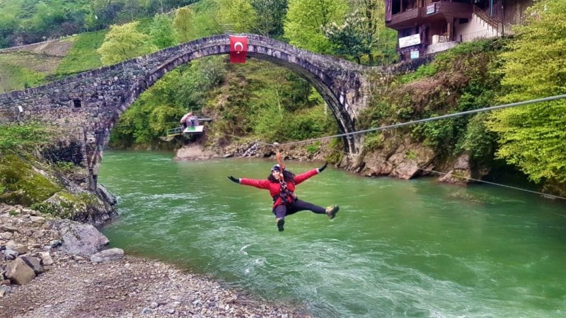Saçınızı bir kaptırırsanız hem çok canınız yanar hemde suyun ortasında kalırsınız biri gelip sizi kurtarıncaya kadar. Kesmeden de kurtaramazsınız saçınızı. Bu söylediklerim sizi korkutmasın. Saçınızı toplamanız kafi. Ben işin heyecanından tam toplamadan atladığım için kafamı hep geri tutmak zorunda kaldım. Kilit sistemi oldukça profesyonel. Düşme riskiniz yok. Güvenlik çok önemli. Karşıya geçtiğinizde istasyondan çıkıp diğer hatta bağlanmanız gerekiyor. Bunu yapan, sizi karşı tarafta karşılayan birisi var. Endişe etmeyin. Giderken 22, dönerken 18 saniyede döndüm. Göz açıp kapayıncaya kadar bitiyor. On kere atlasam anca yetecek bana. O derece keyifli bir şey. Yapmadan dönülmeyecekler listenizde olsun mutlaka. Bu adrenalin mutlaka yaşanmalı.